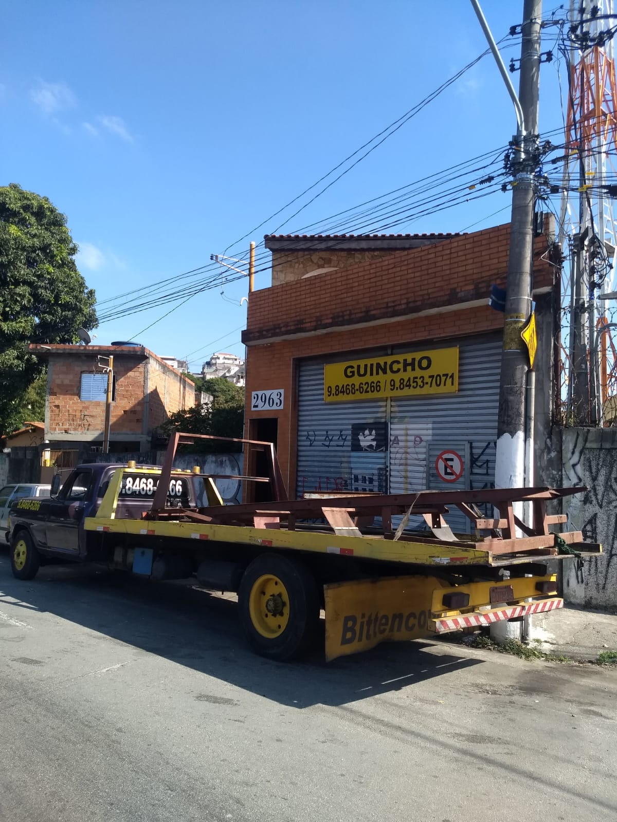 Guincho Bittencourt — plataforma na frente da sede