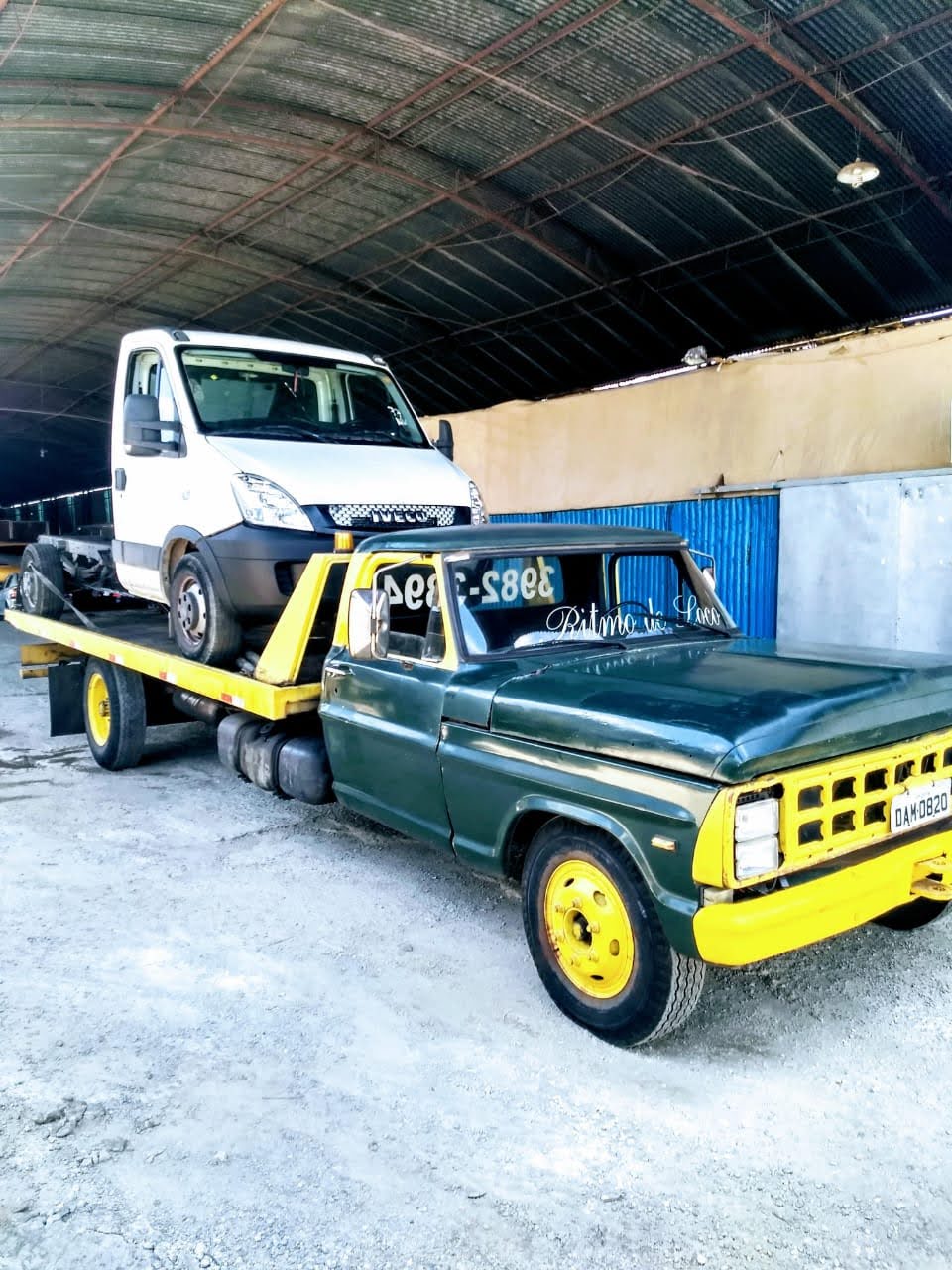 Guincho Bittencourt — plataforma carregando veículo